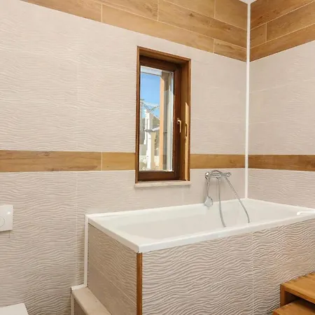 Hills Estate Dol (Brac)