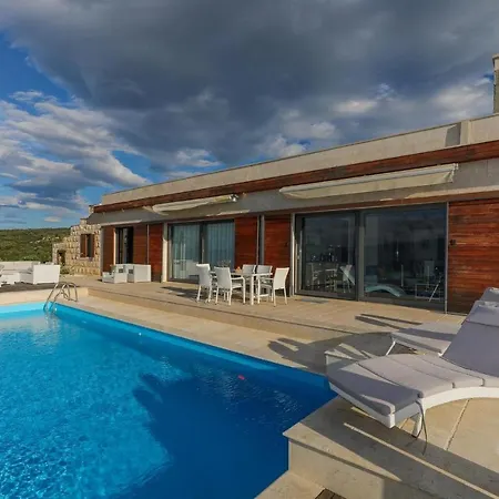 Dol Hills Estate Dol (Brac)